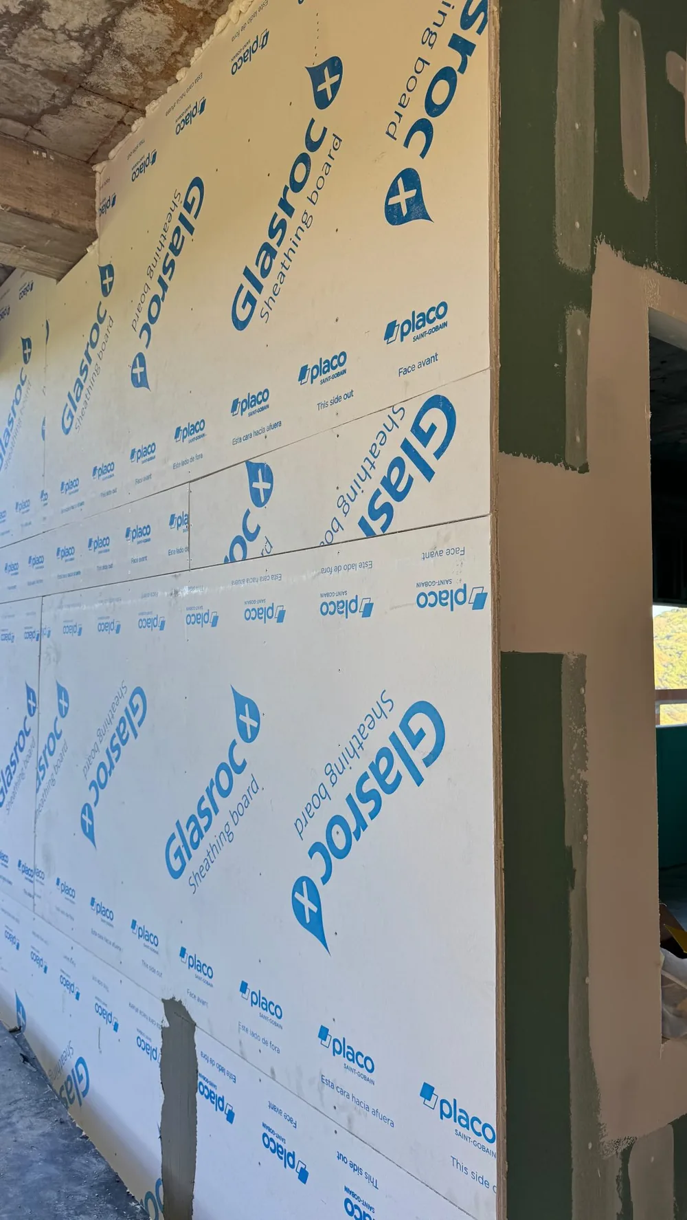 Parede de drywall com chapas instaladas