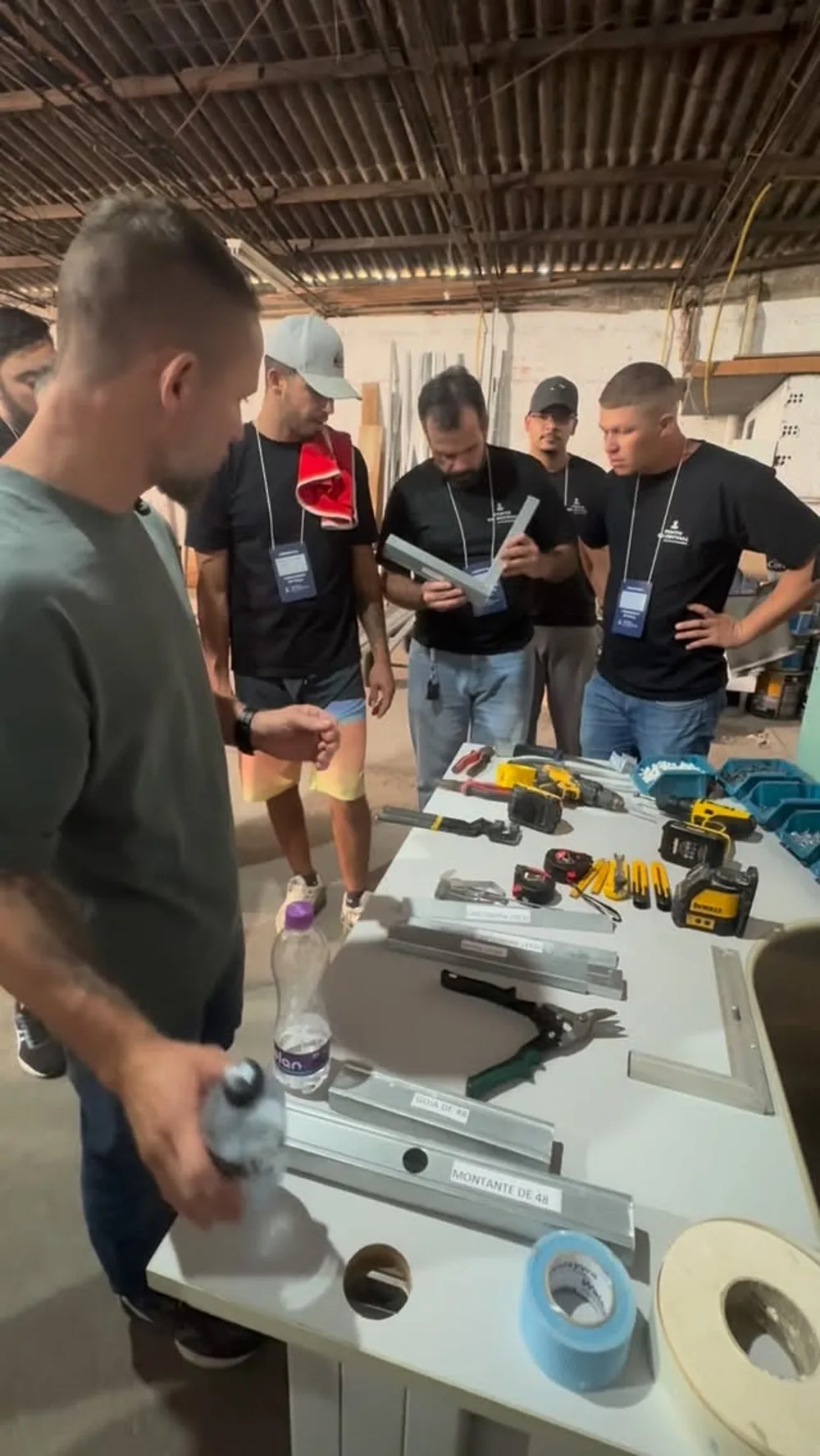 Júnior Custódio ensinando turma presencial